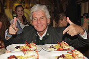 Frederick Meisner liess sich den Hummer schmecken im Fisch Bäda Wiesnstadl (©Foto: Martin Schmitz)